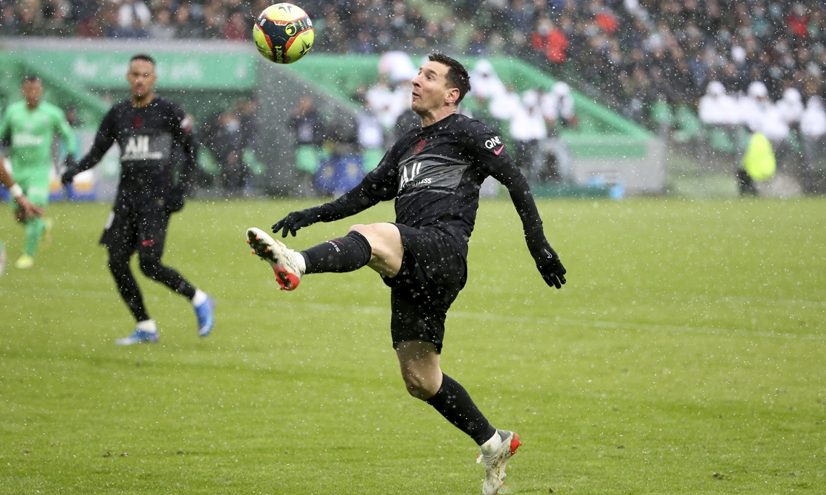 Lionel Messi of PSG reaches for the ball during the Ligue 1 match against AS Saint-Etienne on November 28, 2021 in Saint-Etienne, France. Photo: VCG