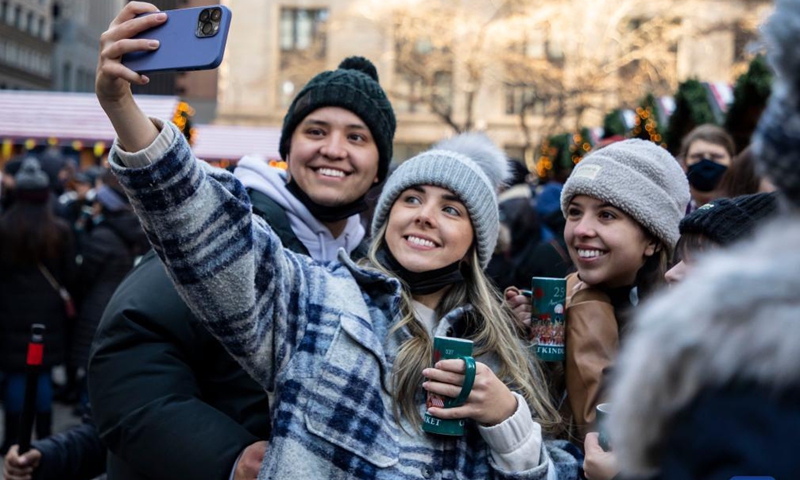 People take selfies at the Christkindlmarket in Daley Plaza in Chicago, the United States, on Nov. 28, 2021.Photo:Xinhua