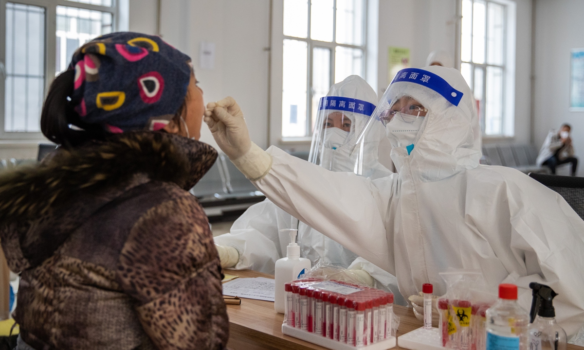A resident of Manzhouli, a land port city in North China's Inner Mongolia Autonomous Region, takes a nucleic acid testing on November 28, 2021. The city reported 19 locally transmitted COVID-19 cases and 60 samples that were positive for coronavirus. Photo: VCG
