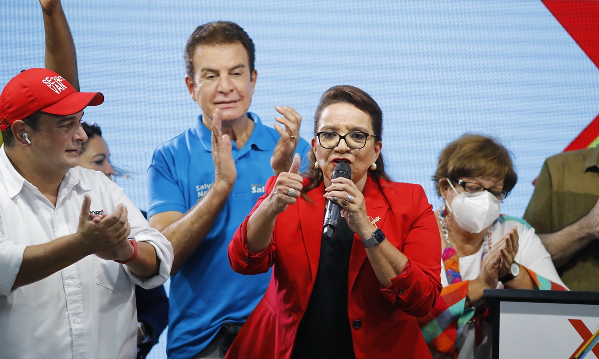 Presidential candidate Xiomara Castro (Red) speaks after hearing the partial results of the elections, in Tegucigaloa, Honduras, 28 November 2021. Photo: thepaper.cn