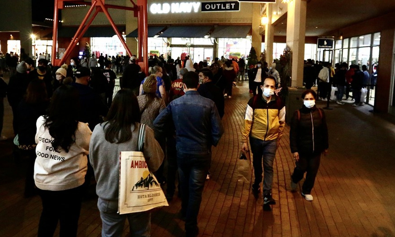 Black Friday shoppers wait to enter stores at the Citadel Outlets in Los Angeles, California, the United States, on the night of Nov. 25, 2021.Photo:Xinhua