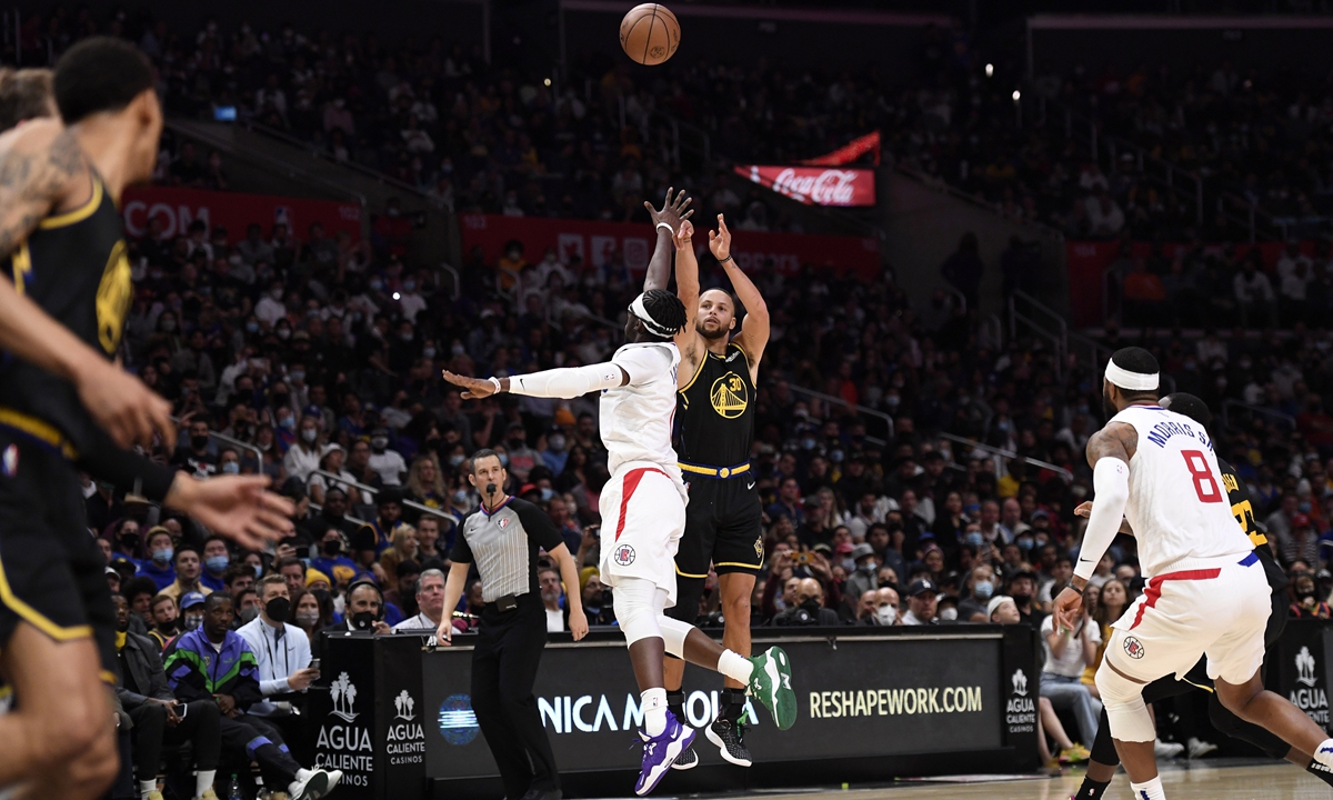 Stephen Curry of the Golden State Warriors shoots and scores a three-point basket against the Los Angeles Clippers on November 28, 2021 in Los Angeles, California. Photo: VCG
