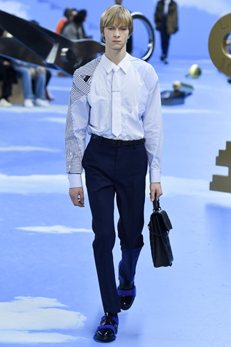 Le créateur de mode Virgil Abloh À gauche : des mannequins défilent lors du défilé Louis Vuitton Menswear automne-hiver 2020-21 le 16 janvier 2020 à Paris, France.  Photos : VCG
