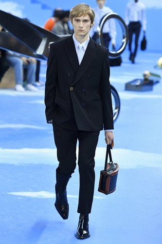 Le créateur de mode Virgil Abloh À gauche : des mannequins défilent lors du défilé Louis Vuitton Menswear automne-hiver 2020-21 le 16 janvier 2020 à Paris, France.  Photos : VCG
