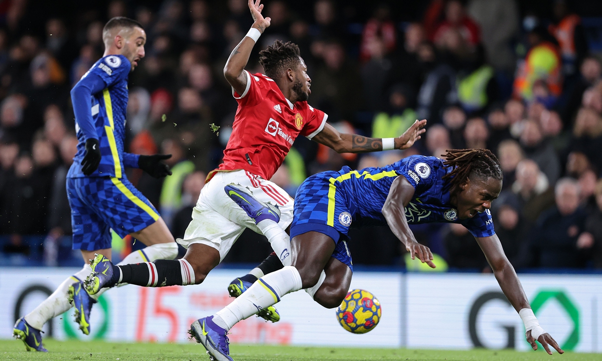 Fred (center) of Manchester United and Trevoh Chalobah of Chelsea go down during their match at Stamford Bridge on November 28, 2021 in London, England. Photo: VCG
