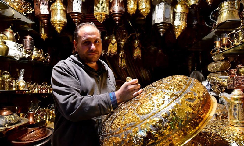 A craftsman shows a copper handicraft at a workshop in Damascus, Syria, on Nov. 28, 2021.Photo:Xinhua