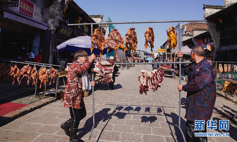 Making traditional cured meat is a winter classic in Datong Town of Tongling City, east China's Anhui Province. Every winter, local residents take advantage of the sunny weather to dry them. Then, the streets are often filled with fragrance of preserved meat, which becomes a unique scenery.Photo:Xinhua
