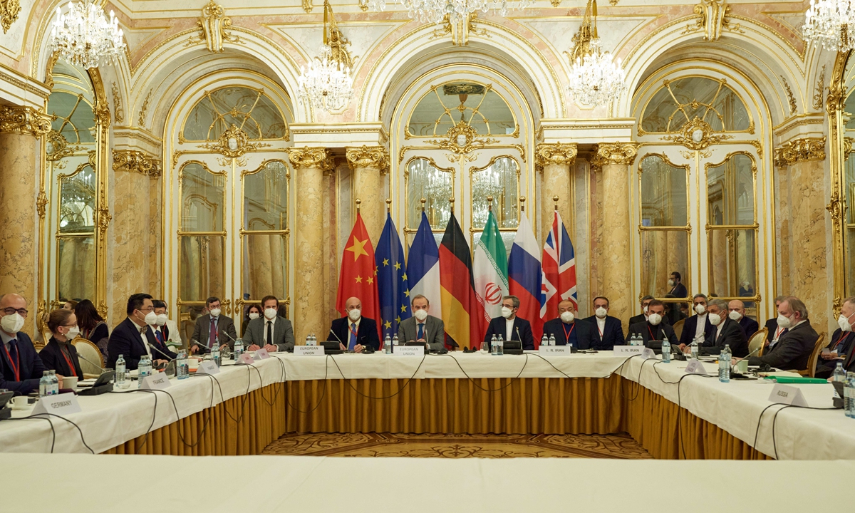 29 listopada 2021 r. w stolicy Austrii, Wiedniu dobiegł końca pierwszy dzień irańskich rozmów nuklearnych, które rozpoczęły się pod przewodnictwem zastępcy sekretarza generalnego unijnej służby dyplomatycznej Enrique Mory. Zdjęcie: VCG
