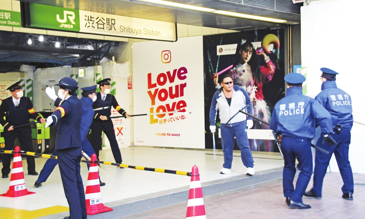 The Tokyo Metropolitan Police Department and four railway companies jointly hold a drill at JR Shibuya Station in Tokyo, Japan on November 30, 2021, on the assumption of a random attack by a knife-wielding man following a recent knife and arson attack on a train.?Photo: VCG