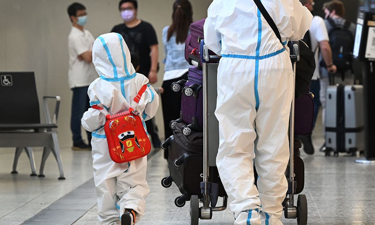 International travellers wearing personal protective equipment arrive at Melbourne's Tullamarine Airport on November 29, 2021. Photo: VCG