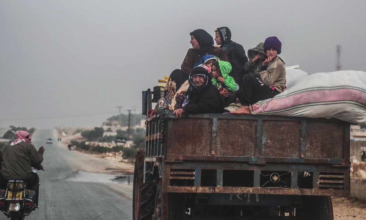 Syrian civilians with their belongings on their way to safer areas in Idlib, Syria on November 29, 2019. Photo: VCG