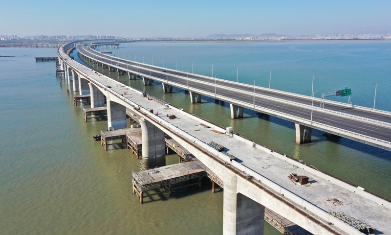 Aerial photo taken on Nov. 30, 2021 shows the Quanzhou Bay cross-sea bridge (left in the photo) of the Fuzhou-Xiamen high-speed railway, in southeast China's Fujian Province.(Photo: Xinhua)