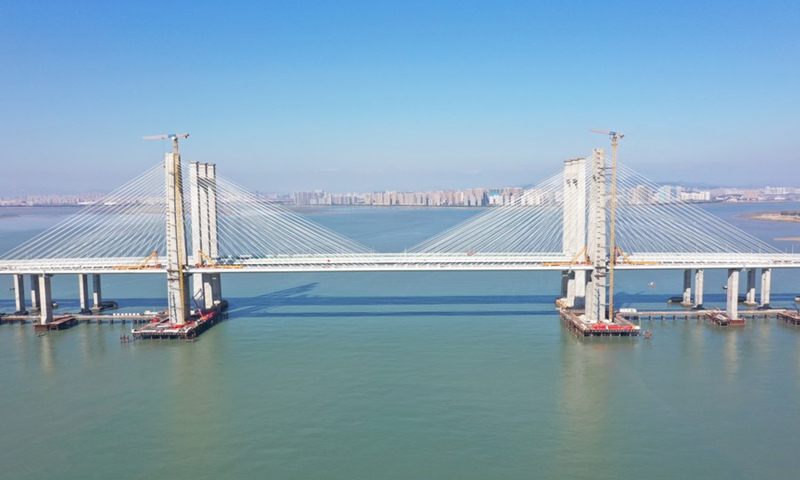 Aerial photo taken on Nov. 30, 2021 shows the main bridge of the Quanzhou Bay cross-sea bridge of the Fuzhou-Xiamen high-speed railway in southeast China's Fujian Province.(Photo: Xinhua)