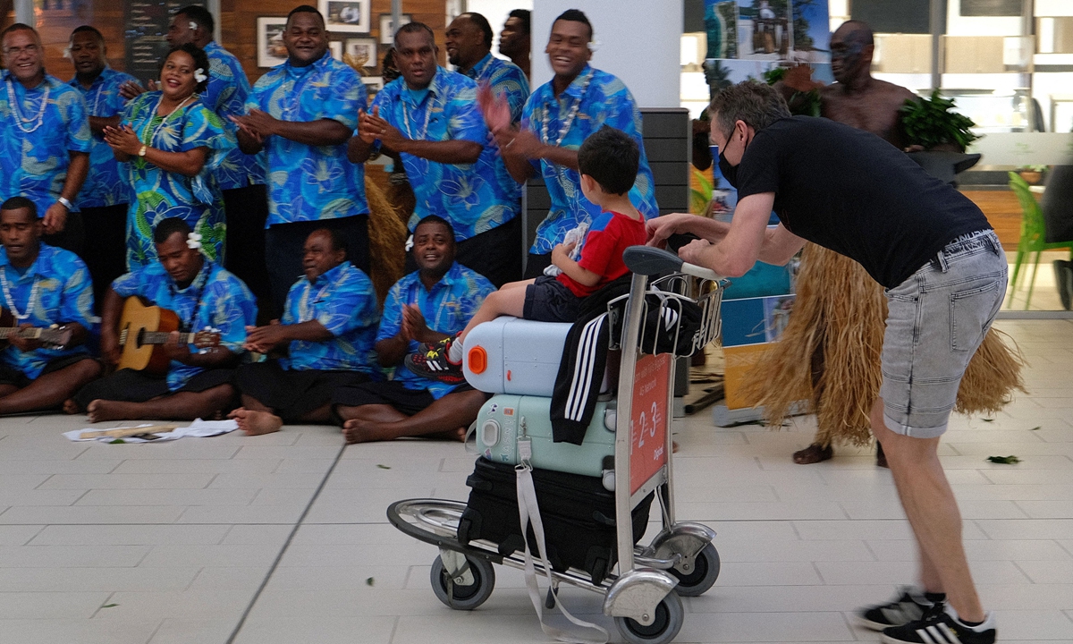 Holidaymakers are greeted by traditional cultural groups on December 1, 2021, as Fiji opens its borders to international travelers for the first time since the COVID-19 pandemic swept the globe and devastated its tourism-reliant economy. Photo: AFP