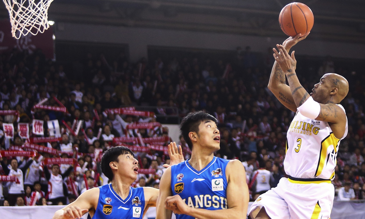 Stephon Marbury of the Beijing Ducks shoots the ball in a basketball game in Beijing on February 11, 2018. Photo: VCG
