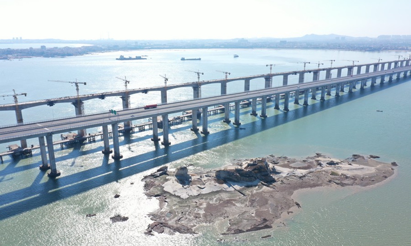 Aerial photo taken on Nov. 30, 2021 shows the Quanzhou Bay cross-sea bridge (upper in the photo) of the Fuzhou-Xiamen high-speed railway, in southeast China's Fujian Province.(Photo: Xinhua)