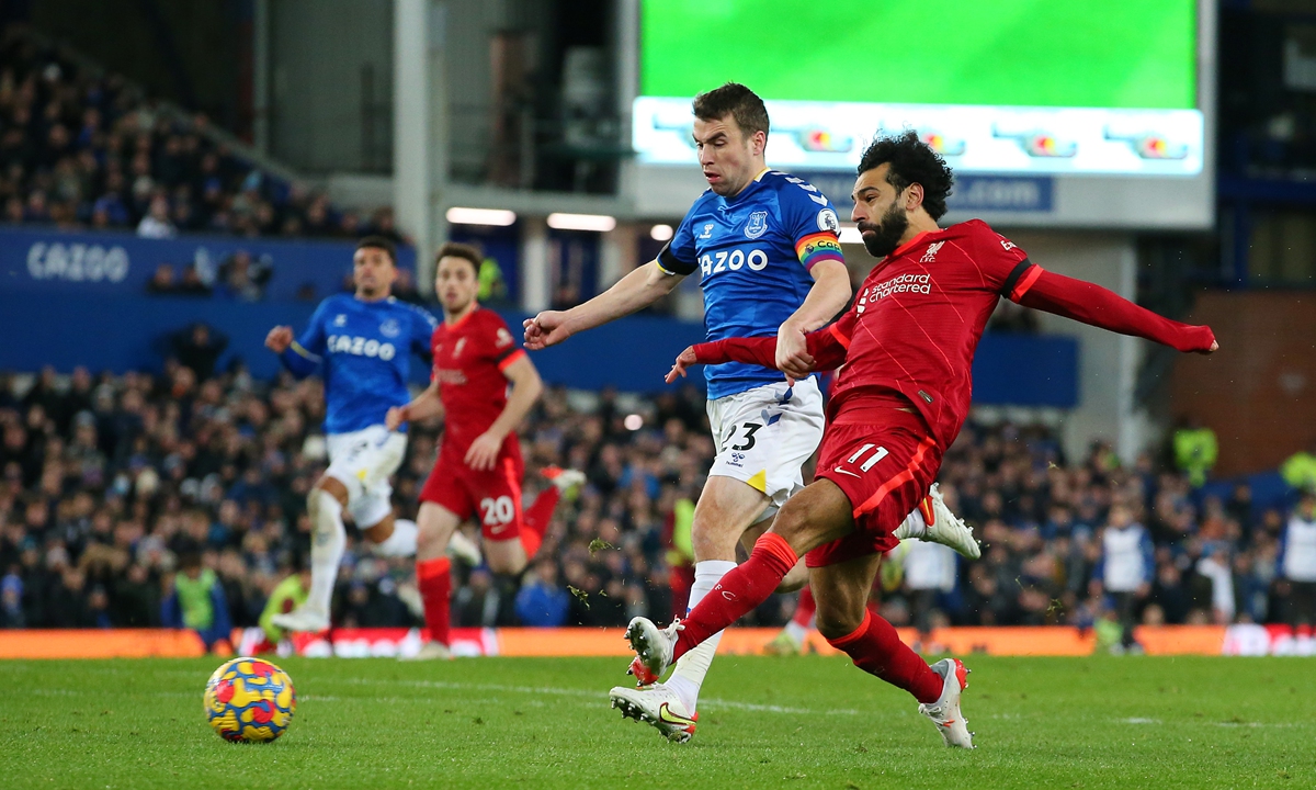 Mohamed Salah (right) of Liverpool scores their side's third goal while under pressure from Seamus Coleman of Everton at Goodison Park on December 1, 2021 in Liverpool, England. Photo: VCG