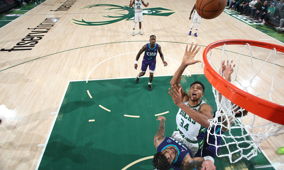 Giannis Antetokounmpo (No.34) of the Milwaukee Bucks goes for a layup against the Charlotte Hornets on December 1, 2021 in Milwaukee, Wisconsin. Photo: VCG