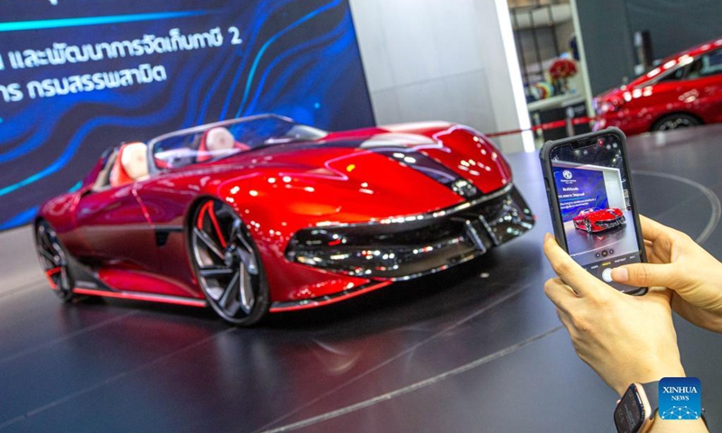 A visitor takes photos of an MG concept car during the Thailand International Motor Expo 2021 in Bangkok, Thailand, Dec. 1, 2021. The Motor Expo kicked off on Dec. 1 and will last until Dec. 12, showcasing 32 car brands and 12 motorcycle brands as well as electric vehicles.(Photo: Xinhua)