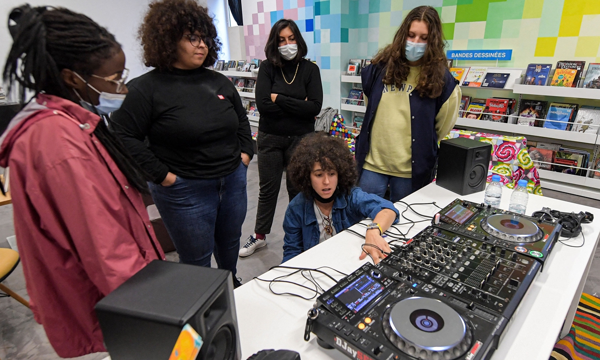 Yasmina Gaida (center), known professionally as Fouchika Junior, gives a demonstration before students during a DJ mixing class at the French Institute of Tunisia on November 25, 2021. Photo: AFP
