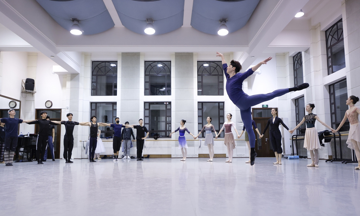 The dancers are reaharsing for the upcoming show. The National Ballet of China (NBC) will perform <em>Onegin</em>, based on a novel by Russian author Alexander Pushkin, at Beijing Tianqiao Performing Arts Center from December 16-19, 2021. Photo: Courtesy of National Ballet of China