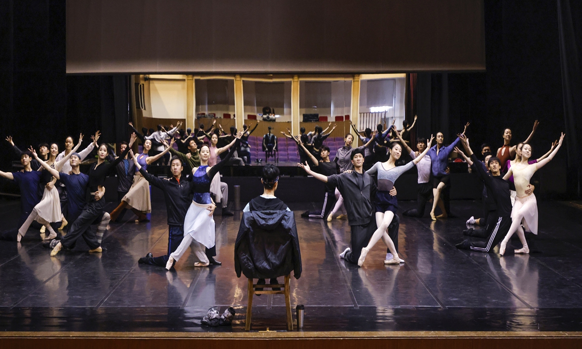 The dancers are reaharsing for the upcoming show. The National Ballet of China (NBC) will perform <em>Onegin</em>, based on a novel by Russian author Alexander Pushkin, at Beijing Tianqiao Performing Arts Center from December 16-19, 2021. Photo: Courtesy of National Ballet of China
