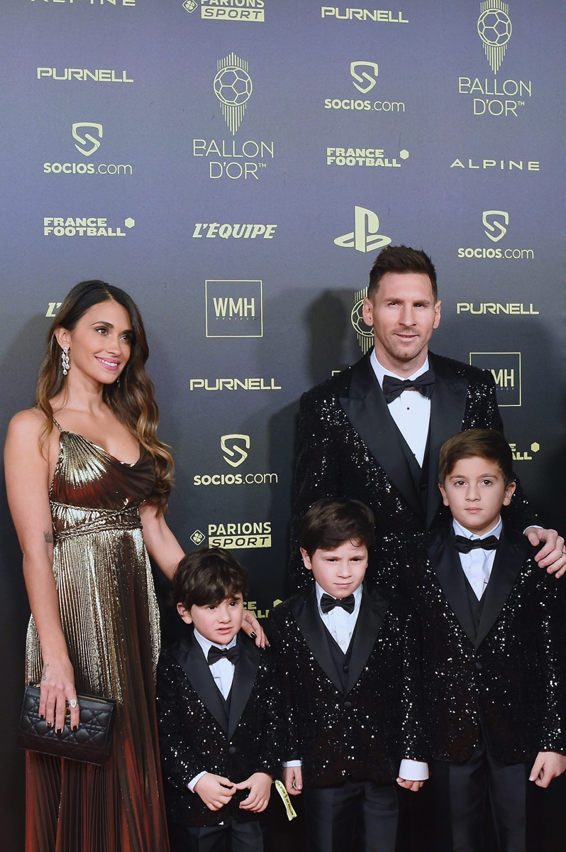Lionel Messi attends the Ballon d'Or photocall with wife Antonella Roccuzzo and their three children on November 29, 2021 in Paris, France. Photo: VCG