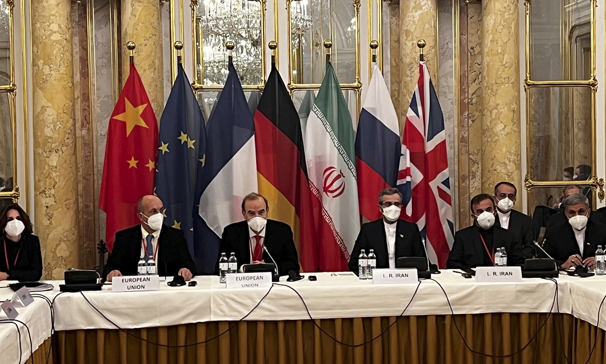 Representatives from Iran (right) and the European Union (left) attend a meeting of the joint commission on negotiations aimed at reviving the Iran nuclear deal in Vienna, Austria on December 3, 2021. Negotiations were suspended the day for European diplomats to review proposals by the Islamic republic, state media said. Photo: AFP