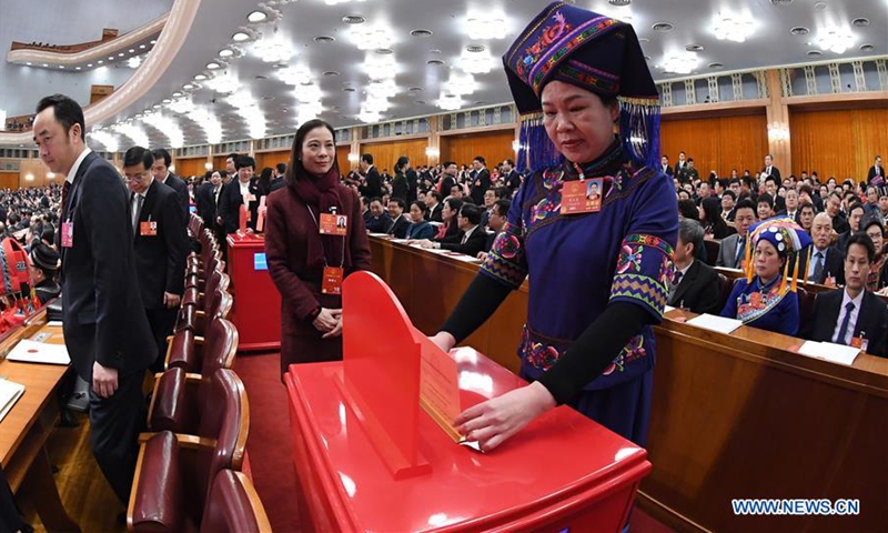 A deputy to the 13th National People's Congress (NPC) casts her ballot on a draft amendment to the country's Constitution at the third plenary meeting of the first session of the 13th NPC in Beijing, capital of China, March 11, 2018.(Photo: Xinhua)