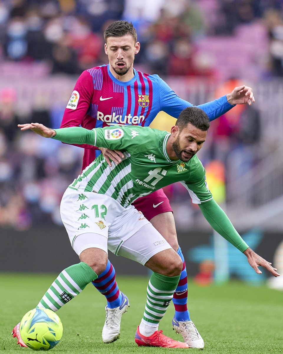 Willian Jose (front) of Real Betis competes with Clement Lenglet of Barcelona on December 4, 2021 in Barcelona, Spain. Photo: VCG