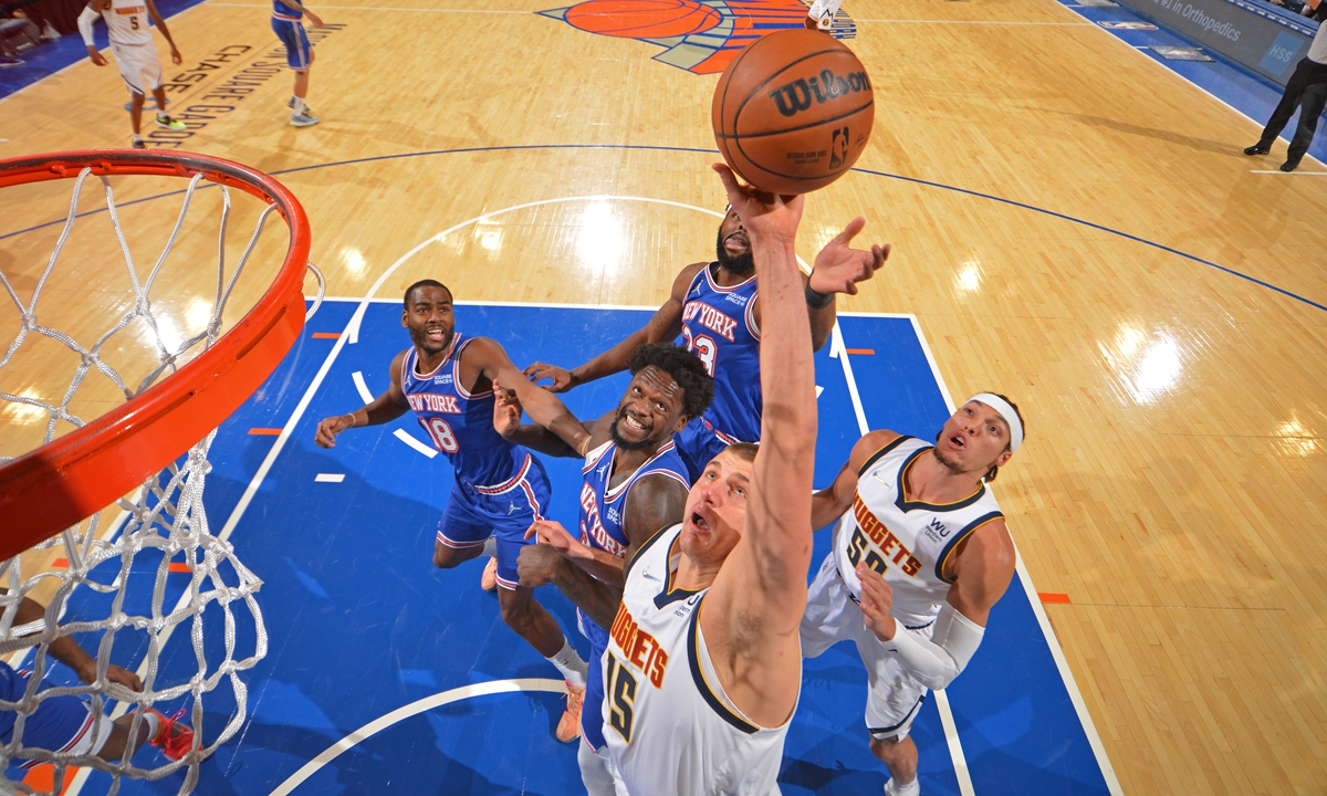 Nikola Jokic of the Denver Nuggets goes for a layup against the New York Knicks on December 4, 2021 in New York City. Photo: VCG