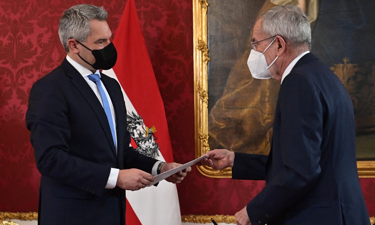 Austrian President Alexander Van der Bellen (Right) gives newly appointed Chancellor Karl Nehammer his certificate of appointment at a swearing-in ceremony of the new Chancellor at the Presidential Hofburg palace in Vienna on December 6, 2021. Photo: AFP