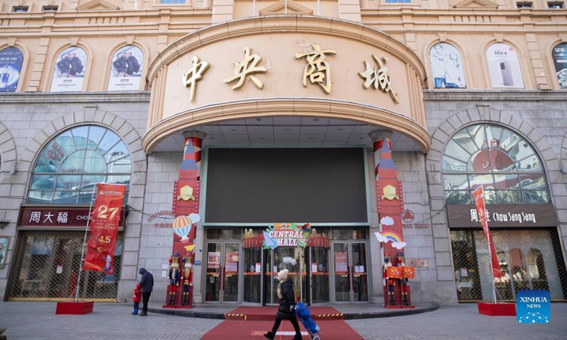 People walk past a closed shopping mall on the Central Street in Harbin, northeast China's Heilongjiang Province, Dec. 5, 2021.Photo:Xinhua