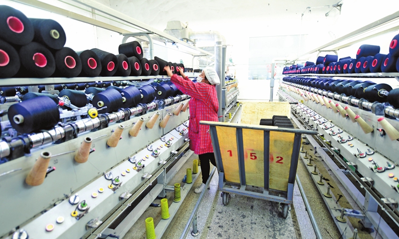 An employee rushes to finish orders at a textile company in Hai'an, East China's Jiangsu Province on December 6, 2021. Local textile manufacturers are pushing for a market-based transition to an efficient supply chain, which has resulted in booming production and sales. Photo: cnsphoto

