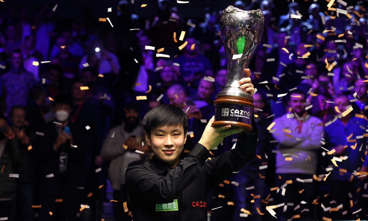 Zhao Xintong celebrates with the trophy on December 5, 2021 in York, England. Photo: VCG