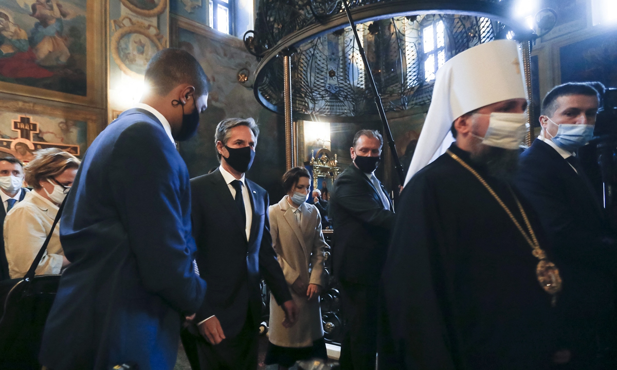 US Secretary of State Antony Blinken (C), accompanied by the Head of the Independent Ukrainian Church Metropolitan Epiphanius (R), visits a cathedral in Kiev, on May 6. Photo: AFP 