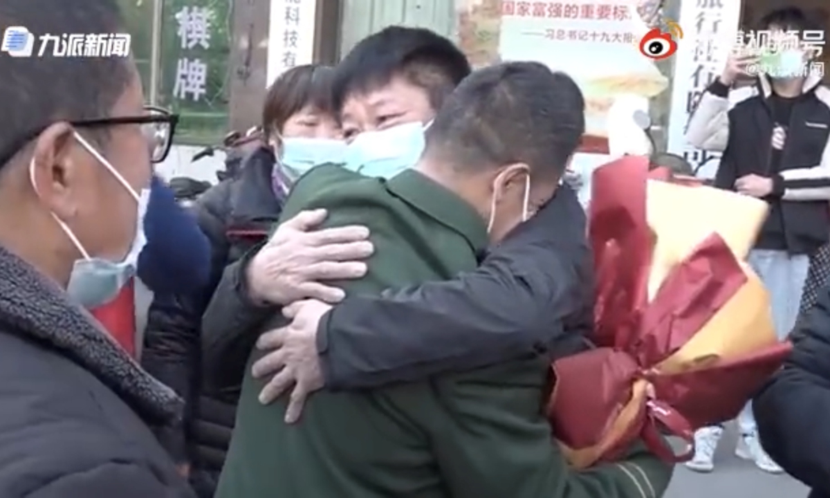 When Yuan and Xu, two men who were abducted and trafficked find they were actually brothers, they hug each other and cry. Photo: Sina Weibo