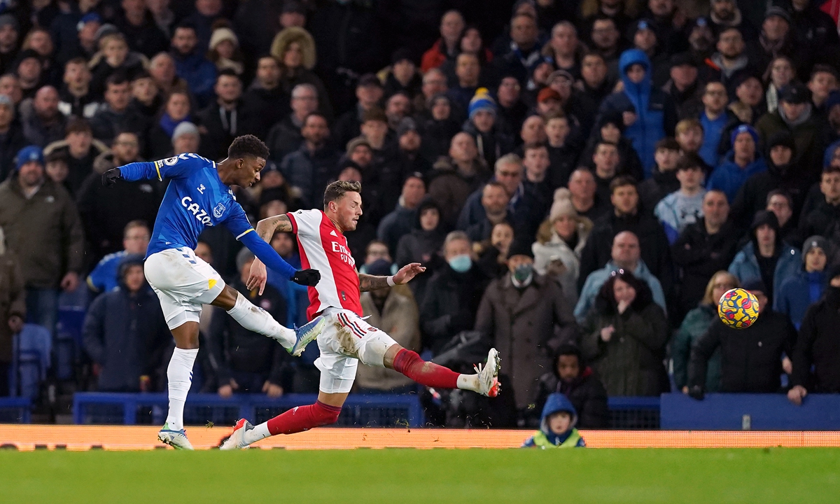 Everton's Demarai Gray (left) scores their side's second goal of the game during the Premier League match at Goodison Park in Liverpool, England. Photo: VCG
