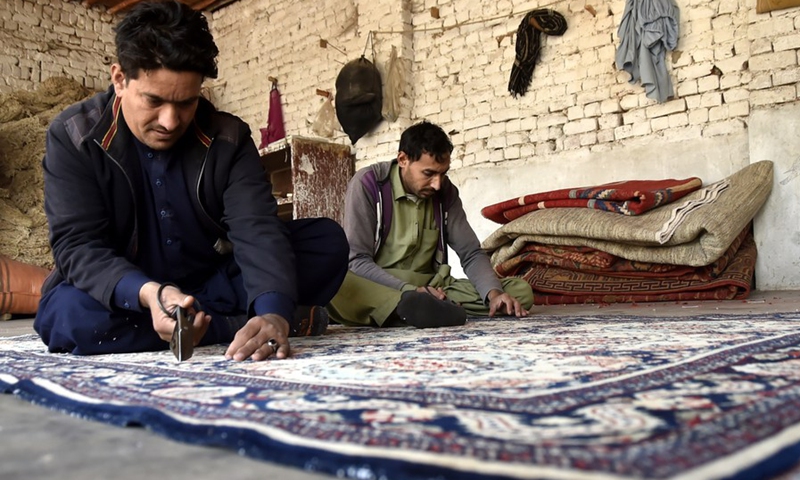 Workers make a carpet at a local carpet factory on the outskirts of Peshawar, Pakistan, Dec. 6, 2021.(Photo: Xinhua)