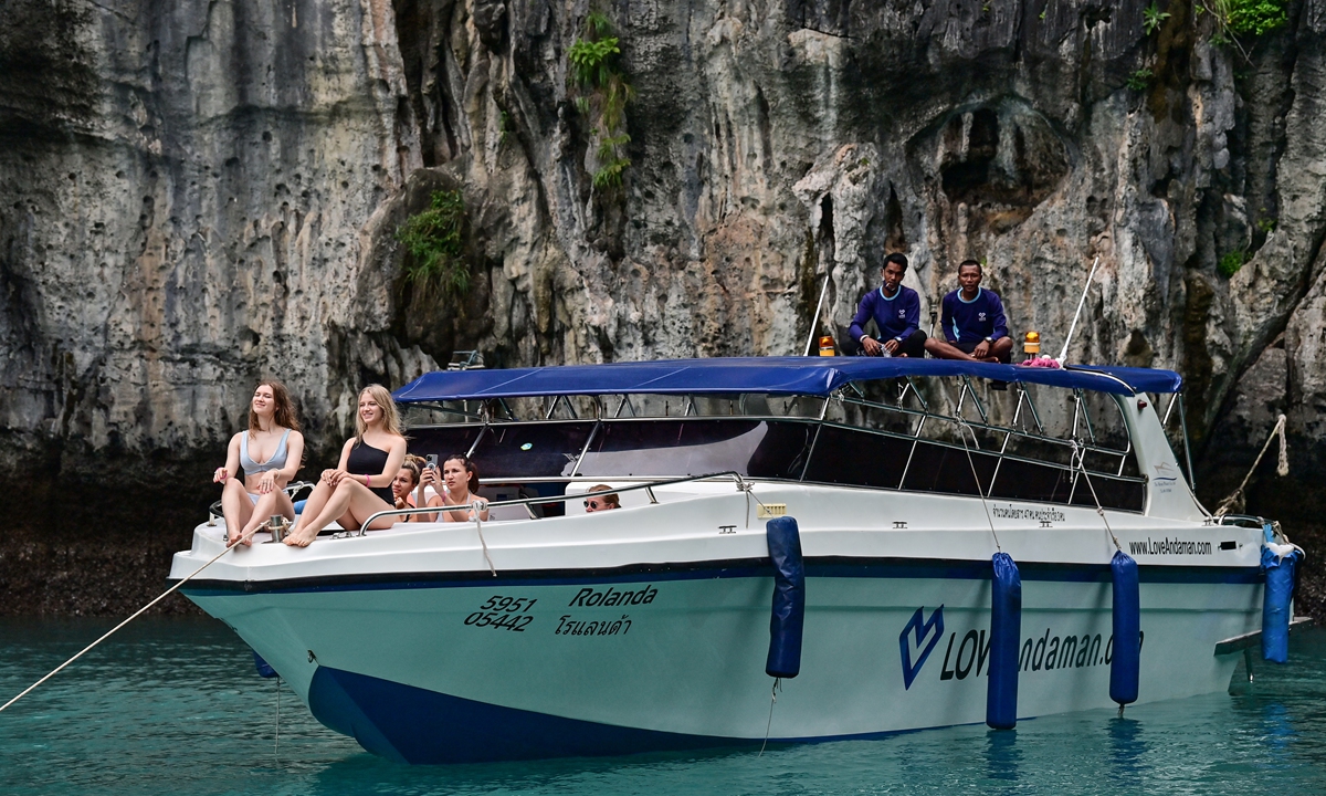 Tourists sit in a speedboat as they visit Pi Leh Bay on Thailand's Phi Phi Leh island on November 26, 2021.  Photo: AFP