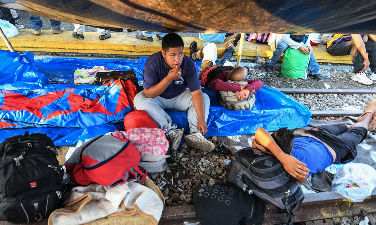 Honduran migrants wait to cross the border from Guatemala to Mexico on October 22, 2018. Photo: AFP