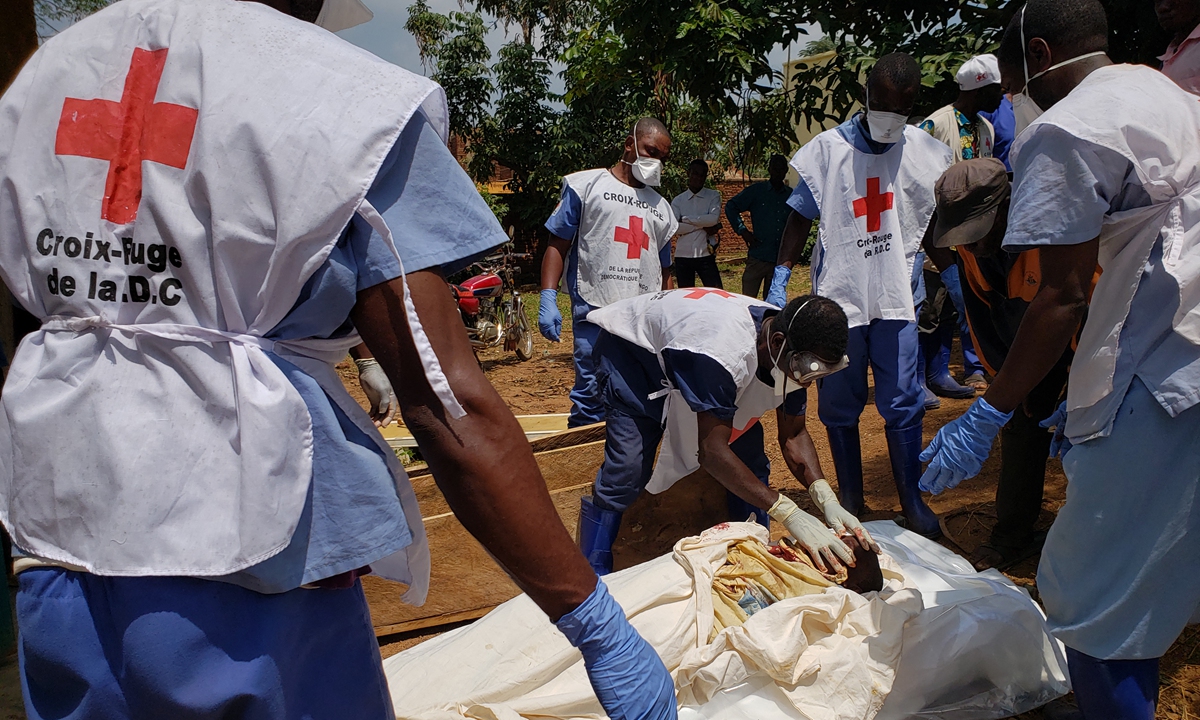 The Democratic Republic of the Congo's Red Cross members wearing gloves and masks handle dead bodies in Mangina on February 10, 2020. Photo: AFP