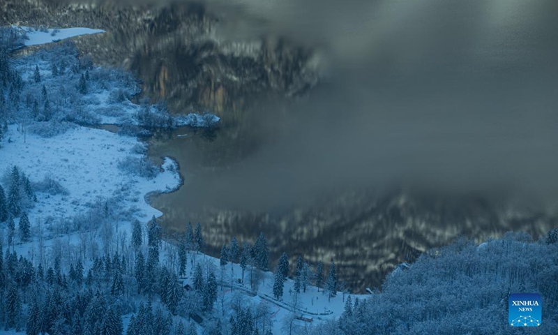 Photo taken on Dec. 7, 2021 shows the winter landscape of Lake Bohinj in Triglav National Park, Slovenia.Photo:Xinhua