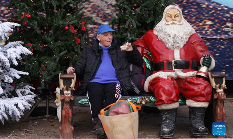 People enjoy themselves at the Christmas market at Jardin des Tuileries in Paris, France, Dec 9, 2021.Photo:Xinhua