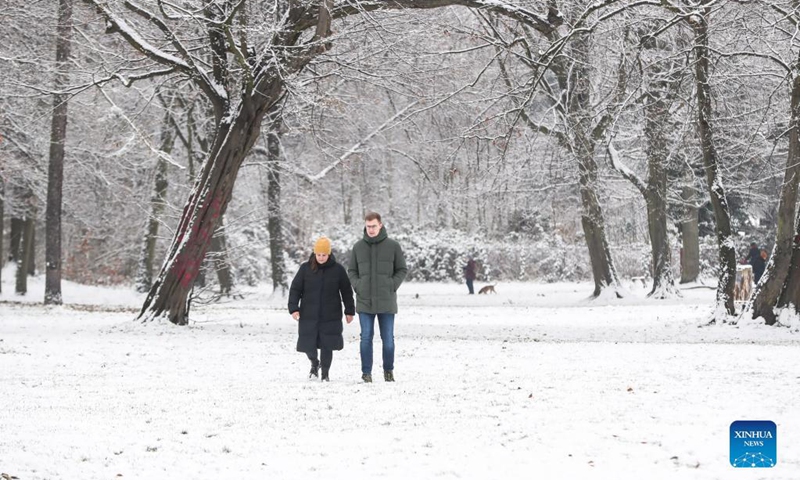 Pedestrians walk at a snow-covered park in Berlin, capital of Germany, Dec. 9, 2021.Photo:Xinhua