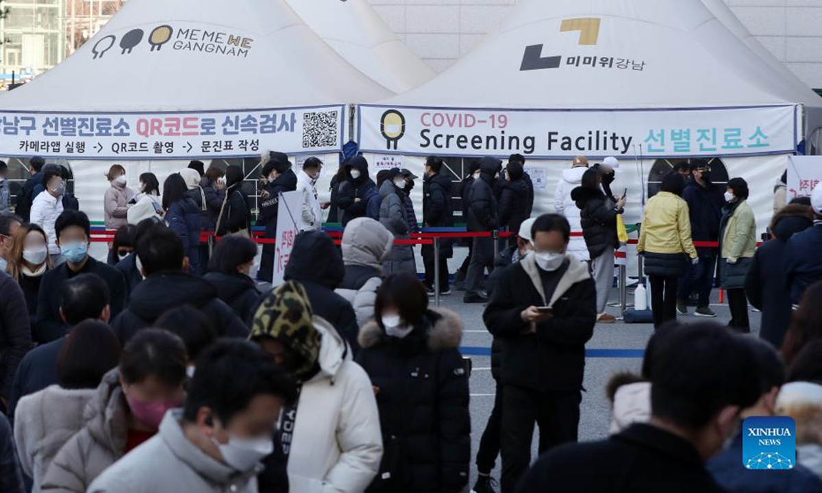 People wait for nucleic acid test at a sampling site in Seoul, South Korea, Dec. 8, 2021. Photo: Xinhua