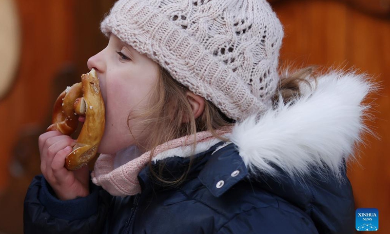 People enjoy themselves at the Christmas market at Jardin des Tuileries in Paris, France, Dec 9, 2021.Photo:Xinhua