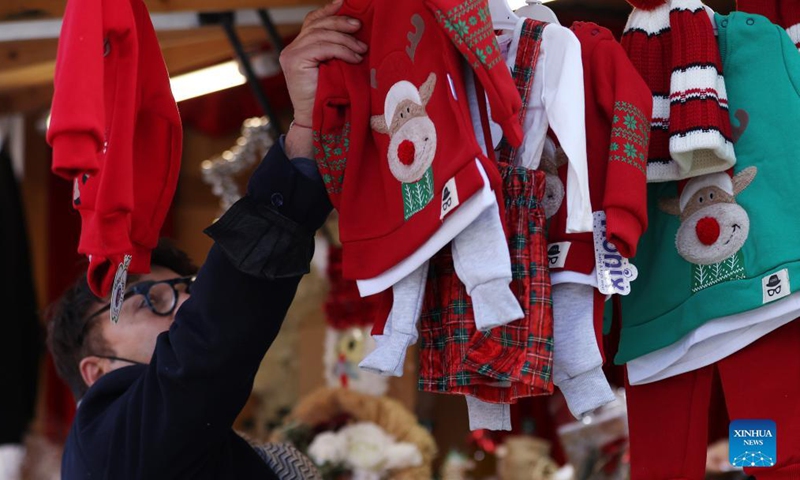 People enjoy themselves at the Christmas market at Jardin des Tuileries in Paris, France, Dec 9, 2021.Photo:Xinhua