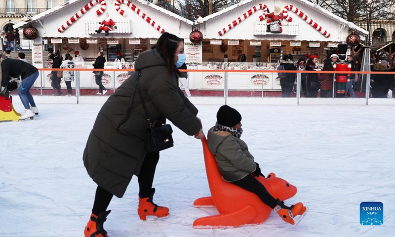 People enjoy themselves at the Christmas market at Jardin des Tuileries in Paris, France, Dec 9, 2021.Photo:Xinhua
