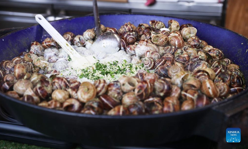 People enjoy themselves at the Christmas market at Jardin des Tuileries in Paris, France, Dec 9, 2021.Photo:Xinhua